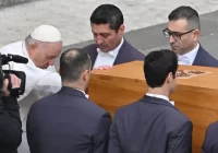 El papa Francisco dio el último adiós a Benedicto XVI ante miles de feligreses