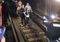 Chocaron dos trenes del Metro de México: un muerto, decenas de heridos y evacuados por las vías